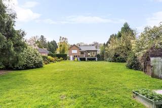 Deze woning met een perceel van 1.450m², is gelegen in een unieke, groene omgeving. Net buiten het centrum van Turnhout, nabij de Nieuwe Kaai en AZ Turnhout. Met vlotte invalswegen naar andere gemeentes en de autostrade E34 in de nabijheid geniet de woning van een zéér goede bereikbaarheid.<br /><br />Via de inkomhal heeft u links toegang naar de zonnige woonkamer met open haard en aansluitend de veranda. Naast de woonkamer de gesloten keuken.<br /><br />Vooraan de woning een lichte kamer te gebruiken als slaapkamer of bureel. Aan de achterkant van de woning de master bedroom. Vernieuwde badkamer met inloopdouche en wastafel. <br /><br />Op de verdieping nog een extra slaapkamer/bergruimte.<br /><br />Garage met toilet en vernieuwde automatische poort (BJ 2018). Via de garage toegang tot de wasplaats en de ruime kelder. <br /><br />Ruime tuin met zicht op veel groen. <br /><br />Buitengewone kenmerken:<br />- Prachtige ligging nabij kanaal Dessel-Schoten, fiets-/wandelroutes en AZ-Turnhout<br />- Veel natuurlijke lichtinval en groen uitzicht