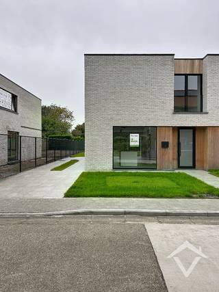 Deze nieuwbouwwoning is gelegen in het centrum van Koekelare en bestaat uit: oprit met carport - inkomhal - toilet - living - keuken - wasplaats - berging - nachthal - 3 slaapkamers - badkamer - toilet - terras - tuin. <br /><br />Troeven van deze woning: <br />- 10 zonnepanelen aanwezig <br />- energiezuinig <br /><br />EPC: woning in aanbouw. <br />Huurprijs 1175 €/mnd. <br />Onmiddellijk beschikbaar