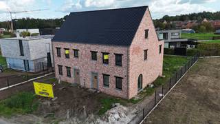 <p>Bent u op zoek naar een energiezuinige nieuwbouwwoning waar ruimte, comfort en een groene omgeving perfect samenkomen? Dan is deze prachtige woning op een perceel van <strong>374 m²</strong> beslist een bezoek waard.</p>
<p>Bij het betreden van de woning komt u in een verzorgde inkomhal met gastentoilet. De ruime en lichtrijke leefruimte met open keuken vormt het hart van de woning en biedt dankzij de grote raampartijen een aangename verbinding met de tuin en het terras. Aansluitend bevindt zich een praktische berging die extra opbergruimte en comfort biedt.</p>
<p>Op de eerste verdieping vindt u drie volwaardige slaapkamers, allen met een aangename lichtinval. Verder beschikt deze verdieping over een stijlvolle badkamer, uitgerust met zowel een ligbad als een douche, en een apart toilet.</p>
<p>Via een vaste trap bereikt u de zolderverdieping. Naast de technische ruimte voor de ventilatie-installatie blijft hier nog voldoende oppervlakte over om eenvoudig een zeer ruime vierde slaapkamer, hobbyruimte of thuiskantoor te realiseren.</p>
<p>Ook op technisch vlak voldoet deze woning aan de hoogste normen. Zo geniet u van <strong>vloerverwarming</strong> die wordt aangestuurd door een <strong>geothermische warmtepomp</strong>, wat garant staat voor een uiterst energiezuinig en comfortabel binnenklimaat. Bovendien zijn <strong>zonnepanelen</strong> voorzien, waardoor u geniet van een lage energiefactuur en een duurzame toekomst.</p>
<p>Buiten wordt de woning volledig afgewerkt met een aangelegd terras, een verzorgde tuin en een aangelegde oprit, zodat u meteen kunt genieten van uw nieuwe thuis.</p>
<p>De ligging is een absolute troef. In een rustige, groene omgeving, op wandelafstand van de prachtige <strong>Belse Bossen</strong> en met een vlotte verbinding naar <strong>Geel</strong> en <strong>Mol</strong>, combineert deze woning natuur, rust en een uitstekende bereikbaarheid.</p>
<p><strong>Troeven op een rij:</strong></p>
<ul>
<li>Nieuwbouwwoning op 374 m²</li>
<li>Ruime leefruimte met open keuken</li>
<li>3 volwaardige slaapkamers met mogelijkheid tot een 4de slaapkamer</li>
<li>Badkamer met ligbad én douche</li>
<li>2 aparte toiletten</li>
<li>Vaste trap naar de ruime zolder</li>
<li>Geothermische warmtepomp met vloerverwarming</li>
<li>Zonnepanelen</li>
<li>Aangelegd terras, tuin en oprit</li>
<li>Rustige en bosrijke ligging nabij de Belse Bossen</li>
<li>Vlotte verbinding naar Geel en Mol</li>
</ul>
<p>Interesse in deze instapklare, energiezuinige nieuwbouwwoning? Neem vandaag nog contact op voor meer informatie of een bezoek ter plaatse.</p>