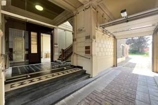 Historische notariswoning in het centrum van Eeklo. Dit voormalige kantoorgebouw leent zich uitstekend voor een bestemming als vrij beroep of voor...