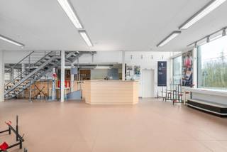 Modern en hedendaags handelspand op toplocatie in Beveren-LeieBent u op zoek naar een strategische uitvalsbasis voor uw eerste vestiging of de...