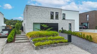 <p>Instapklare woning met het comfort van nieuwbouw, volledig hoogwaardig afgewerkt en gebouwd in 2023. Dankzij de recente bouw geniet je hier van modern wooncomfort zonder de zorgen van een renovatie. Bovendien gebeurt de verkoop <strong>aan het tarief van 2% registratierechten</strong>, wat deze woning extra aantrekkelijk maakt</p>
<p>Deze moderne woning combineert een luxueuze afwerking, hedendaags wooncomfort en een uitstekende energieprestatie. Met een E-peil van slechts 13, een warmtepomp, aluminium ramen en deuren en een doordachte indeling is dit een woning waar kwaliteit en comfort centraal staan.</p>
<p>Dankzij de grote raampartijen geniet u doorheen de woning van bijzonder veel natuurlijke lichtinval. De open en moderne leefruimtes zorgen voor een aangenaam gevoel van ruimte en creëren een mooie verbinding tussen het interieur en de tuin.</p>
<p>Via de inkomhal komt u binnen. Rechts bevindt zich onmiddellijk een ruime polyvalente ruimte, momenteel ingericht als bureau. Deze ruimte kan volledig naar eigen wens worden ingericht en kan bijvoorbeeld dienstdoen als bureauruimte, hobbykamer, speelruimte of extra werkplek. Aansluitend bevindt zich het gastentoilet.</p>
<p>Links heeft u toegang tot de ruime leefruimte, waar de grote raampartijen zorgen voor een prachtige lichtinval. De leefruimte staat naadloos in verbinding met de keuken en eetruimte, waardoor een open en gezellige leefomgeving ontstaat.</p>
<p>De luxueuze, volledig ingerichte keuken is een echte blikvanger en combineert een moderne uitstraling met praktisch gebruiksgemak. Via het grote schuifraam heeft u rechtstreeks toegang tot het overdekte terras en de tuin, waardoor binnen en buiten mooi in elkaar overvloeien. Via de keuken bereikt u eveneens de praktische berging en de ruime inpandige garage.</p>
<p>Op de verdieping bevinden zich 3 ruime slaapkamers. De master bedroom biedt voldoende ruimte voor een comfortabel slaapgedeelte en extra kasten.</p>
<p>De verdieping beschikt daarnaast over een zeer ruime en luxueus afgewerkte badkamer, uitgerust met een dubbele wastafel, een prachtig vrijstaand bad en een ruime inloopdouche. Verder is er een afzonderlijk toilet.</p>
<p>Ook de buitenomgeving is volledig verzorgd. De woning beschikt over een volledig aangelegde en omheinde tuin, waardoor u meteen kunt genieten van een mooie en onderhoudsvriendelijke buitenruimte. Het ruime overdekte terras is de ideale plaats om gezellig te ontbijten, te dineren of te ontspannen, ongeacht het weer.<br /><br />Een bijkomende troef: je geniet bovendien nog gedurende 2 jaar van een vrijstelling van de onroerende voorheffing.</p>
<p>Pluspunten<br />- Bouwjaar 2023 – quasi nieuwbouw<br />- 2 jaar vrijgesteld van onroerende voorheffing <br />- Verkoop onder registratierechten<br />- E-peil 13<br />- Luxueuze en hoogwaardige afwerking<br />- Warmtepomp &amp; aluminium ramen en deuren<br />- 3 ruime slaapkamers<br />- Luxe badkamer met vrijstaand bad, inloopdouche en dubbele wastafel<br />- Volledig aangelegde en omheinde tuin met overdekt terras<br />- Ruime inpandige garage<br /><br />Maatregelen opgenomen in het Maatregelenregister: nee</p>
<p>Een prachtige, energiezuinige woning die instapklaar is en modern wooncomfort combineert met een hoogwaardige en luxueuze afwerking. Ideaal voor wie op zoek is naar een recente woning waar werkelijk niets meer aan hoeft te gebeuren.</p>
<p>Voor een bezichtiging ter plaatse of meer informatie, bel ons op 078/78.78.70. Of kom gewoon even binnen op ons kantoor, steeds welkom!</p>