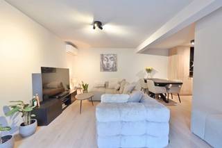 <p><span>Vous recherchez un appartement , élégant, calme et économe en énergie, bénéficiant d'un emplacement de choix ? Ce magnifique appartement d'une chambre, entièrement rénové, situé au cœur de Keerbergen, allie confort, intimité et excellente accessibilité.</span></p><p><span>Situé au premier étage d’un petit immeuble, accessible par ascenseur et donnant sur l’arrière calme du bâtiment, vous y profiterez d’un cadre de vie agréable. Les commerces, les écoles et les transports en commun sont accessibles à pied. De plus, il y a suffisamment de places de stationnement dans la rue et aux alentours immédiats. Une place de parking peut également être louée en option.</span></p><p><span>L'appartement est entièrement prêt à emménager et a été rénové avec style et dans le respect de la qualité. Son aspect moderne est rehaussé par la cuisine, la salle de bains et les toilettes rénovées, ainsi que par un beau parquet dans le salon.</span></p><p><span>L'agencement est particulièrement pratique. Vous entrez dans un hall d'entrée soigné, doté d'un vestiaire et d'un coin bureau pratique. Le salon convivial s'ouvre directement sur la cuisine ouverte moderne , créant ainsi un agréable espace de vie ouvert.</span></p><p><span>La chambre dispose d’une salle de bains attenante équipée d’une luxueuse douche à l’italienne. On trouve également des toilettes séparées et une buanderie pratique.</span></p><p><span>Sur le plan énergétique également, cet appartement obtient d’excellents résultats. Grâce à la pompe à chaleur équipée d’une unité de climatisation dans le salon et dans la chambre , le logement bénéficie d’un label EPC de classe B et d’un climat intérieur agréable tout au long de l’année. L’installation électrique a été contrôlée et jugée conforme.</span></p><p><span>Il n'y a pas de terrasse, mais l'emplacement calme, l'excellent confort et la situation centrale font de cet appartement un logement particulièrement attrayant pour les jeunes ménages, les célibataires, les couples ou les investisseurs. De plus, les charges communes sont faibles, ce qui rend ce bien encore plus intéressant.</span></p><p><span>Un petit bijou prêt à emménager, bénéficiant d'un emplacement de choix à Keerbergen. Venez découvrir par vous-même le charme et le confort de cet appartement !</span></p><p><span>Prenez rendez-vous dès aujourd’hui via Dupont Vastgoed : 015 15 15 15.</span></p><p><span> </span></p>