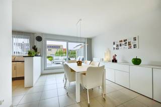 <p><span>Rustig gelegen duplexappartement met terras in Oostende</span></p><p><span> </span></p><p><span>Dit ruime duplexappartement van 114m² bevindt zich in een rustige, residentiële wijk van Oostende. </span></p><p><span>Het appartement ligt op slechts 1 km van het strand en geniet dankzij de gunstige ligging van een uitstekende bereikbaarheid. Supermarkten, lokale handelaars, horecazaken en het openbaar vervoer bevinden zich allemaal op wandel- en fietsafstand.</span></p><p><span>Er is ook een mogelijkheid tot het huren van een garage.</span></p><p><span> </span></p><p><span>- Indeling gelijkvloers: inkomhal</span></p><p><span>- Indeling 1e verdiep: toilet, woonkamer, keuken, berging en 2 terrassen van 35m²</span></p><p><span>- Indeling 2e verdieping: nachthal, bureauruimte, 2 slaapkamers, badkamer, berging</span></p><p><span>- Zolder te betreden via een uitschuifbare trap</span></p><p><span> </span></p><p><span>Troeven:</span></p><p><span>- Verduisterende zonneluifels en vliegenramen</span></p><p><span>- Zonnepanelen en warmtepomp aanwezig</span></p><p><span>- Kwalitatieve ingemaakte kasten in de slaapkamers</span></p><p><span>- 2 terrassen</span></p><p><span>- Kleinschalige residentie met 2 appartementen</span></p><p><span>- Gratis parkeren in de straat</span></p><p><span> </span></p><p><span>Informatie:</span></p><p><span>- EPC-label: C</span></p><p><span>- Beschikbaarheid: overeen te komen</span></p><p><span>- Huurprijs: € 950/maand + € 10 syndicuskosten</span></p><p><span>- Huurwaarborg: 3 maanden huur</span></p><p><span>- Extra kosten: eenmalige kost ten laste van de huurder voor de plaatsbeschrijving</span></p><p><span> </span></p><p><span>Interesse? neem contact op met Yana via 09 227 08 90 of yana@heritagevastgoed.be</span></p><p><span> </span></p><p><span> </span></p>