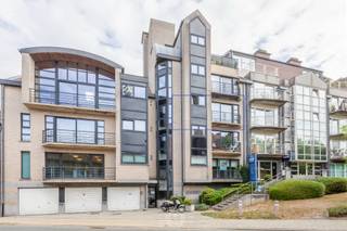 Bent u op zoek naar een<strong> praktisch appartement</strong> in een <strong>centrale</strong> en <strong>aangename omgeving</strong>? Dit appartement op de derde verdieping beschikt over<strong> twee</strong> <strong>slaapkamers </strong>en een badkamer, met een indeling die optimaal gebruikmaakt van de beschikbare ruimte. Het appartement heeft <strong>twee terrassen</strong>, één aan de voorzijde en één aan de achterzijde, ideaal om even buiten te zitten of van wat frisse lucht te genieten.<br /><br />Het appartement bevindt zich in het <strong>hart van Temse</strong>, op <strong>wandelafstand</strong> van winkels, scholen, horecazaken en andere dagelijkse voorzieningen. Tegelijkertijd geniet u van een rustige en aangename omgeving, met mooie wandelroutes langs <strong>de Schelde </strong>en diverse groene zones in de buurt.<br /><br />Garage aan te kopen voor <strong>€25.000.</strong><br /><br />U kan een bezoek aanvragen via 03 502 98 74 of via emily@claves.be 