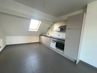 INDIEN U EEN BEZOEK WENST IN TE PLANNEN GELIEVE EEN BEZOEK AAN TE VRAGEN VIA WWW.HILLEWAERE.BE VIA DE RODE KNOP<br /><br />Het duplexappartement bevindt zich op de tweede verdieping in een kleinschalig gebouw en beschikt over twee slaapkamers en een bureauruimte. Het centrum met winkels/restaurants bevindt zich vlakbij, openbaar vervoer voor de deur. <br /><br />Indeling appartement:<br /><br />We komen het gebouw binnen via de gemeenschappelijke inkomhal en nemen de trap tot bij de tweede verdieping. We stappen zo in een ruime inkomhal die toegang geeft tot de badkamer en de bureauruimte. <br />De badkamer is voorzien van een badkamermeubel met dubbele spoelkom en een ligbad met douchescherm, het toilet bevindt zich ook in de badkamer. <br />Verder is hier een aansluiting voorzien voor een was- en droogmachine. Via de inkomhal komen we terecht in de bureauruimte, deze loopt over in de leefruimte met keuken. <br />De keuken is volledig geïnstalleerd en voorzien van alle gemakken en voldoende kastruimte. Via de leefruimte nemen we de trap naar boven die uitkomt bij de slaapkamers. Beide slaapkamers zijn elkaars spiegelbeeld en worden lichtovergoten door de veluxramen.<br /> <br />Bijzonderheden: <br />- Centrale ligging <br />- Gemeenschappelijke kosten € 125<br />- Overal draai-kiepramen <br />- Parlofoon aanwezig <br />- Per direct beschikbaar