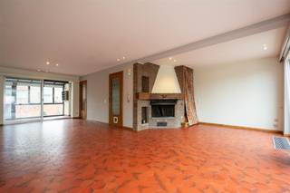 Ontdek deze ruime en energiezuinige woning in Zwijndrecht, perfect voor gezinnen die op zoek zijn naar comfort en functionaliteit. Bij binnenkomst betreedt u de ruime inkomhal, die toegang biedt tot de royale garage (11 meter diep) en een praktische berging/wasplaats. Op de 1e verdieping bevindt zich de ruime woonkamer met een gezellige tuinkamer en een volledig uitgeruste keuken. Daarnaast is er een apart toilet op deze verdieping.Op de tweede verdieping treft u drie comfortabele slaapkamers en een moderne badkamer, voorzien van een bad, een aparte douche, een lavabomeubel en een toilet.Buiten kunt u genieten van een overdekt terras met uitzicht op de tuin, ideaal voor zomerse barbecues en ontspanning.Extra troeven zijn onder andere de zonnepanelen, thuisbatterij, waterontharder en de ruime garage. De woning is bovendien gunstig gelegen nabij belangrijke verbindingswegen en openbaar vervoer, waardoor u snel en gemakkelijk toegang heeft tot de stad. Deze woning biedt de perfecte balans tussen wooncomfort en functionele ruimtes en is klaar om een warm thuis te bieden. Grijp deze unieke kans op een gezinswoning in een rustige en strategisch gelegen buurt. Plan snel een bezichtiging!