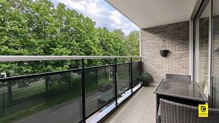 <p><span>Stijlvol en zorgeloos wonen: Lichtrijk 2 slaapkamer appartement te Berchem</span></p><p><span>Bent u op zoek naar een instapklare woning waar ruimte, comfort en een uitstekende ligging samenkomen? Dit prachtige appartement van ca. 100 m² in Berchem biedt u alles wat u nodig heeft. Dankzij de doordachte indeling, de twee heerlijke terrassen en een gunstig EPC-label (B), geniet u hier van een zorgeloze toekomst.</span></p><p><span> </span></p><p><span>Inkom & Leefruimte</span></p><p><span>Bij binnenkomst ervaart u direct de praktische indeling. De inkomhal is voorzien van een apart gastentoilet met handenwasser en biedt de perfecte overgang naar de rest van de woning. Het hart van het appartement is de ruime, zonovergoten woon- en eetkamer. De warme parketvloer zorgt hier voor een huiselijke sfeer en de grote raampartijen zorgen voor een oase van licht.</span></p><p><span> </span></p><p><span>Keuken</span></p><p><span>Aansluitend vindt u de volledig geïnstalleerde keuken. Deze is niet alleen functioneel maar ook een lust voor het oog dankzij het hoogwaardige granieten keukenblad. De keuken is voorzien van alle moderne toestellen (kookplaat, dampkap, oven, microgolf, koelkast, vriezer en spoelbak), waardoor elke maaltijd een plezier wordt om te bereiden.</span></p><p><span> </span></p><p><span>Slaapkamers & Badkamer</span></p><p><span>Aan de achterzijde bevinden zich twee rustige slaapkamers van ca. 17 m² en 12 m². Beide kamers zijn uitgerust met gordijnen en lamellen, zodat u altijd geniet van de gewenste privacy en rust. De badkamer is modern en verzorgd ingericht met een inloopdouche, een dubbele lavabo en een grote spiegel die het ruimtegevoel vergroot. Voor extra comfort is er een handige berging voorzien met de nodige aansluitingen voor uw wasmachine en droogkast.</span></p><p><span> </span></p><p><span>Twee terrassen</span></p><p><span>Een grote troef van dit appartement zijn de twee terrassen. Aan de voorzijde geniet u van een fijn terras met een rustgevend uitzicht op het groen, terwijl het terras aan de achterzijde, direct bereikbaar vanuit beide slaapkamers, de ideale plek is voor een rustig moment in de buitenlucht.</span></p><p><span> </span></p><p><span>Garage & Technisch</span></p><p><span>Het appartement is technisch in uitstekende staat: de elektriciteit is volledig conform (AREI) en het EPC-label B is zeer gunstig. Als kers op de taart heeft u de mogelijkheid om een afgesloten ondergrondse garagebox aan te kopen voor 25.000 euro, waardoor parkeerstress definitief verleden tijd is.</span></p><p><span> </span></p><p><span>Troeven</span></p><p><span>- Instapklaar: Zeer goed onderhouden.</span></p><p><span>- Energiezuinig: Gunstig EPC-label B</span></p><p><span>- Kwalitatieve afwerking: Keuken met granieten blad en conforme elektriciteit.</span></p><p><span>- Buitenruimte: Twee terrassen (voor- en achterzijde) </span></p><p><span>- Extra troef: Optionele afgesloten garagebox in het gebouw.</span></p><p><span> </span></p><p><span>Kortom: een comfortabel en energiezuinig appartement op een uitstekende locatie. Maak vandaag nog een afspraak voor een bezoek en ontdek uw nieuwe thuis!</span></p>