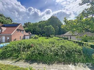 Op zoek naar een mooie locatie voor uw vrijstaande nieuwbouwwoning?<br /><br />Deze bouwgrond van ca. 814m<sup>2 </sup>en met een gevelbreedte van maar liefst ca.16 m combineert een rustige residentiële ligging met een vlotte bereikbaarheid en bevindt zich op korte afstand van winkels, scholen, openbaar vervoer en belangrijke verbindingswegen.<br />Dankzij de zuidoriëntatie geniet u van een optimale lichtinval en zon in uw tuin en op uw terras. Bovendien geniet u van een prachtig uitzicht op groen. <br /><br />Kortom, een uitstekende opportuniteit voor wie een woning op maat wil bouwen op een aantrekkelijke, groene locatie.<br /><br />Contacteer ons gerust voor de bouwvoorschriften.