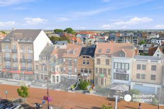Dit uitzonderlijke handelshuis in het centrum van De Haan combineert een volledig vernieuwd restaurant met een luxueuze woning, verdeeld over drie verdiepingen. De gevel werd in 2016 grondig gerenoveerd, met onder meer zandstraling, nieuw voegwerk, schilderwerken en vernieuwde ramen en balustrades. De woning werd volledig gerenoveerd in 2019-2020 en het restaurant kreeg in 2022 een complete make-over. Dankzij de kwalitatieve afwerking, het EPC-label A en de asbestveilige toestand is de eigendom volledig instapklaar.<br /><br />De woning biedt een stijlvolle gietvloer, veel natuurlijk licht en een hoogwaardige afwerking. Op de eerste verdieping bevinden zich een ruime leefruimte met open keuken, voorzien van Bosch-toestellen en een Novy-dampkap, en toegang tot terras en balkon. De tweede verdieping omvat een royale badkamer van bijna 20 m² met ligbad en inloopdouche, naast een berging, toilet en ruime master bedroom met dressingmogelijkheid en terras. De derde verdieping beschikt over twee slaapkamers, waarvan één met terras, en nog een aparte bureauruimte.<br /><br />Op het gelijkvloers bevindt zich het volledig uitgeruste restaurant met professionele toestellen en een open horecakeuken van Ben Martin Gastro System. De zaak biedt plaats aan circa 20 couverts per service en beschikt over een gezellig terras. Airco, verwarming, geluidsinstallatie en horecalift verhogen het comfort. De kelder omvat onder meer toiletten, afwasruimte, opslag, koelcellen en een aparte leveranciersingang.<br /><br />Een unieke opportuniteit aan de Belgische kust voor wie wonen en ondernemen wil combineren. De eigendom is onmiddellijk klaar voor gebruik.