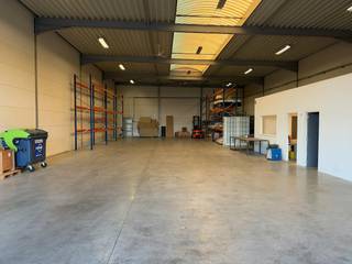 Dit functionele magazijn te huur is uitstekend gelegen aan de Regina Wautersweg in Roeselare. Het pand biedt uitstekende mogelijkheden voor bedrijven die op zoek zijn naar hoogwaardig bedrijfsvastgoed in een dynamische ondernemersomgeving.<br /><br />Het magazijn te huur bevindt zich op een perceel van 750 m² in een industriezone klasse II te Roeselare. De locatie kent een vlotte ontsluiting naar de voornaamste invalswegen en de E403, wat zorgt voor een uitstekende bereikbaarheid voor leveranciers en klanten.<br /><br />Het pand beschikt over een totale magazijnruimte van 450 m² en is voorzien van de volgende faciliteiten:<br /><br />- Magazijnruimte van 450 m² voorzien van een lichtstraat en verwarming via een VIVOX-toestel<br /><br />- Goede toegankelijkheid dankzij een automatische sectionale poort, een glazen ingangsdeur en een aanpalende glaspartij voor natuurlijke lichtinval<br /><br />- Ingerichte kantoorruimte van 20 m²<br /><br />- Ingerichte keuken van 20 m²<br /><br />- Sanitair blok voorzien van 2 toiletten en een lavabo<br /><br />- 4 parkeerplaatsen direct voor de deur<br /><br />Troeven van dit pand<br /><br />- Gelegen in industriezone klasse II volgens het gewestplan<br /><br />- Veel natuurlijk licht dankzij de lichtstraat en royale glaspartij<br /><br />- Instapklaar met kantoor, sanitair en ingerichte keuken<br /><br />- Voldoende parkeergelegenheid op eigen terrein<br /><br />Het magazijn te huur biedt een complete oplossing voor uw bedrijfsactiviteiten in Roeselare. De onroerende voorheffing is ten laste van de huurder.<br /><br />Bent u op zoek naar bedrijfsvastgoed bestaande uit een magazijn te huur in Roeselare? Aarzel dan niet om ons te contacteren op het nummer 051 21 22 23.