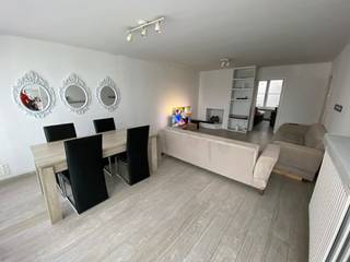 Centraal gelegen 2 slaapkamer appartement, terrasje, indeling : inkom, leefruimte, 2 slaapkamers, balkon vooraan, privé terrasje achteraan, half open keuken, badkamer met douche, toilet en lavabo, kelder op de -1 verdieping nr 7.<br />Individuele aardgas verwarmingsketel.<br />Allen aparte meters van de nutsvoorzieningen?<br />Bezoekdag elke woensdag van 18h. tot 18h30, na afspraak.<br />Vrij : 15 september 2026<br />HP : € 750/m + € 50/m<br />HWB : 3 maanden = 2.250,00 euro<br />EPC : C-label<br />Conformiteitsattest : in onderzoek