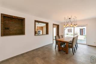 SPACIEUSE maison de commerce avec 5 chambres, atelier (105 m²) et JARDIN. En entrant, vous découvrez un espace polyvalent, idéal comme boutique, cabinet ou extension de l’habitation. Ensuite, un séjour avec cuisine semi-ouverte et espace de rangement. Au premier étage : quatre chambres (dont une avec dressing et une avec accès à une terrasse couverte), une grande salle de bains (baignoire, douche, WC) et un espace bureau ouvert. Au deuxième étage : une grande chambre, une pièce supplémentaire avec raccordements prévus pour une deuxième salle de bains, et une chaufferie séparée. À l’extérieur : agréable jardin avec terrasse couverte. Atouts : maison spacieuse avec jardin, grand atelier, usage mixte possible. Cette annonce contient quelques visualisations générées par IA. Plus d’informations ou planifiez votre visite: wim@immobeguin.be<br />À vendre via Immo Beguin, votre expert immobilier depuis 2009, avec des bureaux à Renaix, Waregem, Courtrai, Deinze, Tournai et Lessines