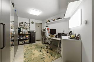 Deze rustig gelegen, deels vernieuwde woning, omvat een 3,5 m brede en 7 m diepe garage. Het gelijkvloers is ideaal voor werken...