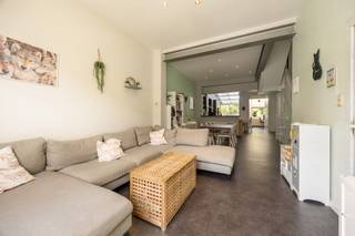 <div><div><div><div><div><div><p>Op zoek naar een instapklare woning met karakter, ruimte en een uitstekende ligging? Dan is deze volledig gerenoveerde gezinswoning precies wat u zoekt. Met een bewoonbare oppervlakte van <strong>165 m²</strong>, <strong>vier volwaardige slaapkamers</strong> en een zonnige oostgerichte tuin combineert deze woning ruimte, comfort en een warme thuisgevoel.</p><p>Bij het binnenkomen springt meteen het uitzonderlijke ruimtegevoel in het oog. De <strong>imposante plafondhoogtes</strong> in de woonkamer, eetkamer en keuken zorgen samen met de overvloedige lichtinval voor een open en luxueuze woonbeleving die zelden voorkomt. De leefruimte vloeit naadloos over in de ruime keuken, die uitkijkt op het terras en de gezellige tuin – de ideale plek om in alle rust te genieten met familie en vrienden. Daarnaast beschikt de woning over een praktische berging, een stijlvolle badkamer met inloopdouche en twee afzonderlijke toiletten.</p><p>Op de verdiepingen bevinden zich vier ruime slaapkamers, perfect voor een gezin, thuiswerk of hobbyruimte. Dankzij de kwalitatieve renovatie verkeert de woning in uitstekende staat en is ze volledig instapklaar.</p><p>De woning geniet bovendien van een centrale ligging met winkels, scholen, openbaar vervoer, horeca en belangrijke invalswegen op wandelafstand. Hier woont u rustig, met alle dagelijkse voorzieningen binnen handbereik.</p></div></div></div></div><div> </div></div></div>