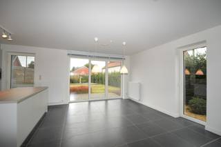 INDELINGGelijkvloersOp het gelijkvloers bevindt zich de inkomhal met gastentoilet, de leefruimte en de volledig geïnstalleerde keuken. Verder is er...