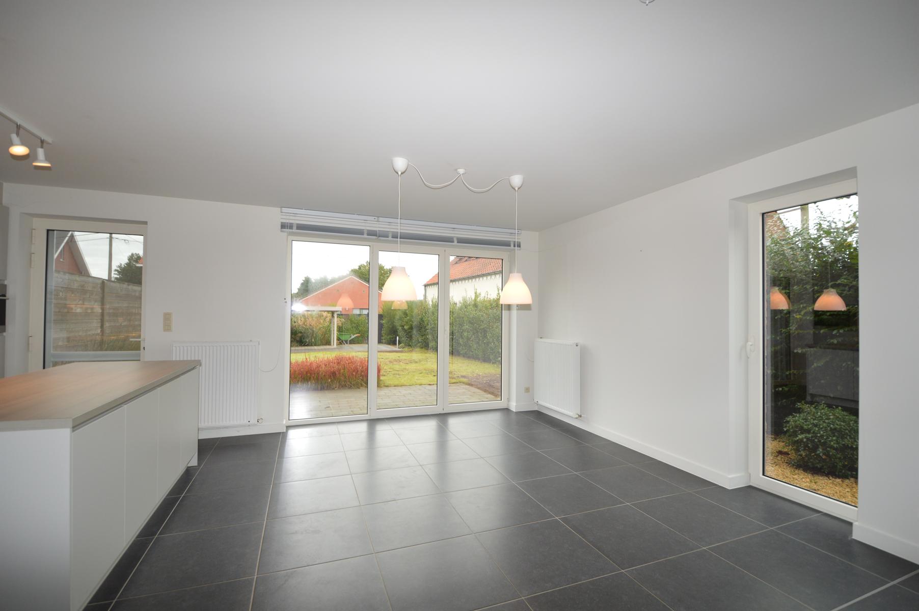 Recente woning met inpandige garage in centrum Lichtaart. - foto 3