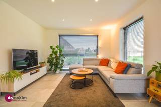 Bijna-nieuwbouwwoning met topafwerking in Schriek – aankoop onder registratierechten Stap binnen in deze zeer recente woning en ervaar het comfort...