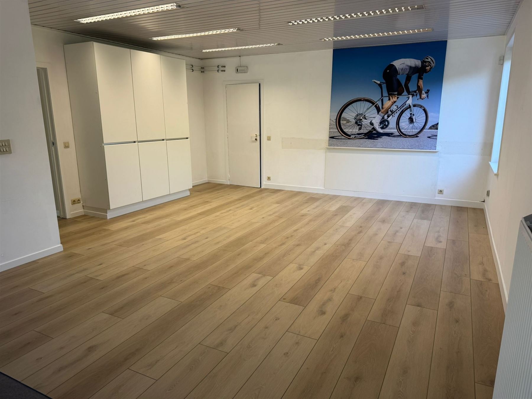 Ruime handelsruimte/kantoorruimte  en opslagkelder - foto 5