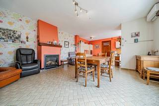 Contact : Sabrina 071 15 87 87 ou sabrina.saintjean@weinvest.beSituée dans un quartier d’Aiseau-Presles, cette charmante maison quatre façades offre...