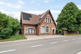 Deze charmante woning met veel potentieel is gelegen op een uiterst strategische locatie, met vlotte verbindingen naar in- en uitvalswegen en...
