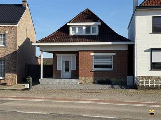 Gunstig gelegen starterswoning met 2 slaapkamers en leuke tuin Deze halfopen bebouwing treffen we aan langsheen de verbindingsweg tussen...