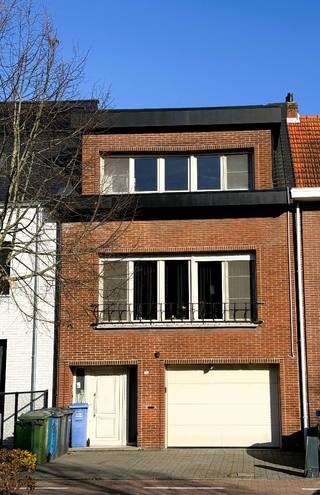 Gelegen aan de rand van het bruisende centrum van Brasschaat vindt u deze ruime gezinswoning met een bewoonbare oppervlakte van + 200 m². Met de perfecte ligging nabij invalswegen, natuurgebieden, scholen en openbaar vervoer is dit de ideale plek voor iedereen die waarde hecht aan zowel rust als bereikbaarheid.<br /><br />Deze energievriendelijke woning biedt, ondanks enkele afwerkingspunten, een ideale combinatie van comfort en duurzame materialen en omvat volgende indeling;<br />- Gelijkvloers - <br />Bij binnenkomst wordt u verwelkomd in de hal met gastentoilet, die leidt naar een royale garage met automatische poort. Deze verdieping herbergt tevens een hobbyruimte of bureau, ideaal voor thuiswerk, en twee slaapkamers. <br /><br />- 1e Verdieping: -<br />De eerste verdieping is het hart van de woning, met een royale woonkamer van 34 m² die is voorzien van een stijlvolle visgraatparket en een sfeervolle pelletkachel. De vernieuwde, ruime leefkeuken is een waar hoogtepunt van deze woning. Grote ramen en dakkoepels zorgen voor een overvloed aan natuurlijk licht . De keuken is volledig uitgerust met hoogwaardige apparaten en beschikt over een kookeiland en een eethoek. Bovendien heeft u vanuit de keuken toegang tot het boventerras, dat via een vaste trap toegang geeft met de achtertuin.<br /><br />Op de tweede verdieping bevinden zich twee slaapkamers (+/- 9 en 20 m²) en de te moderniseren badkamer uitgerust met een ligbad, douche, toilet en lavabomeubel. <br /><br />De achtertuin is volledig omheind, voorzien van een tuinberging en biedt een oase van rust, omringd door groen.<br /><br />Hoewel de woning reeds in 2023 is gerenoveerd, zijn er enkele opfrissingpunten die u naar eigen inzicht kunt aanpakken om de woning helemaal naar uw smaak te maken. <br />Door de recente energetische en kwalitatieve vernieuwingen beschikt deze woning over volgende troeven; <br /><br />- Elektriciteit conform de laatste normen<br />- Nieuwe zonnepanelen (2023) <br />- Vernieuwd en geïsoleerd dak<br />- Een moderne, condenserende verwarmingsinstallatie<br />- Rolluiken <br />EPC score B - 106 kwh/m² <br /><br />Overtuig uzelf tijdens een bezoek ter plaatse!!!