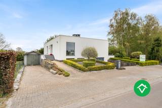 Deze alleenstaande woning met uitgestrekte vergezichten is gelegen op een grondoppervlakte van 1443 m².<br />Met zijn bewoonbare oppervlakte van 291 m² bestaat deze woning uit: oprit - inkomhal - toilet - vestiaire - living - keuken - berging - terras - grote tuin - nachthal - 3 slaapkamers - badkamer. <br /><br />Deze woning is volledig onderkelderd en bestaat uit: ruime garage - wasplaats - verschillende opbergruimten - polyvalente ruimte. <br /><br />Troeven van deze woning:<br /><br />- instapklare ruime woning met grote tuin<br />- rustige ligging<br />- uitgestrekte vergezichten<br />- 2de garage naast de woning <br /><br />Contacteer ons vrijblijvend voor meer info.