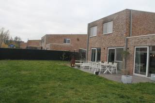 Deze woning ligt aan de stadsrand van Sint-Niklaas naast de site van het nieuwe zwembad.Kindvriendelijke buurt op wandel/fietsafstand van winkels,...