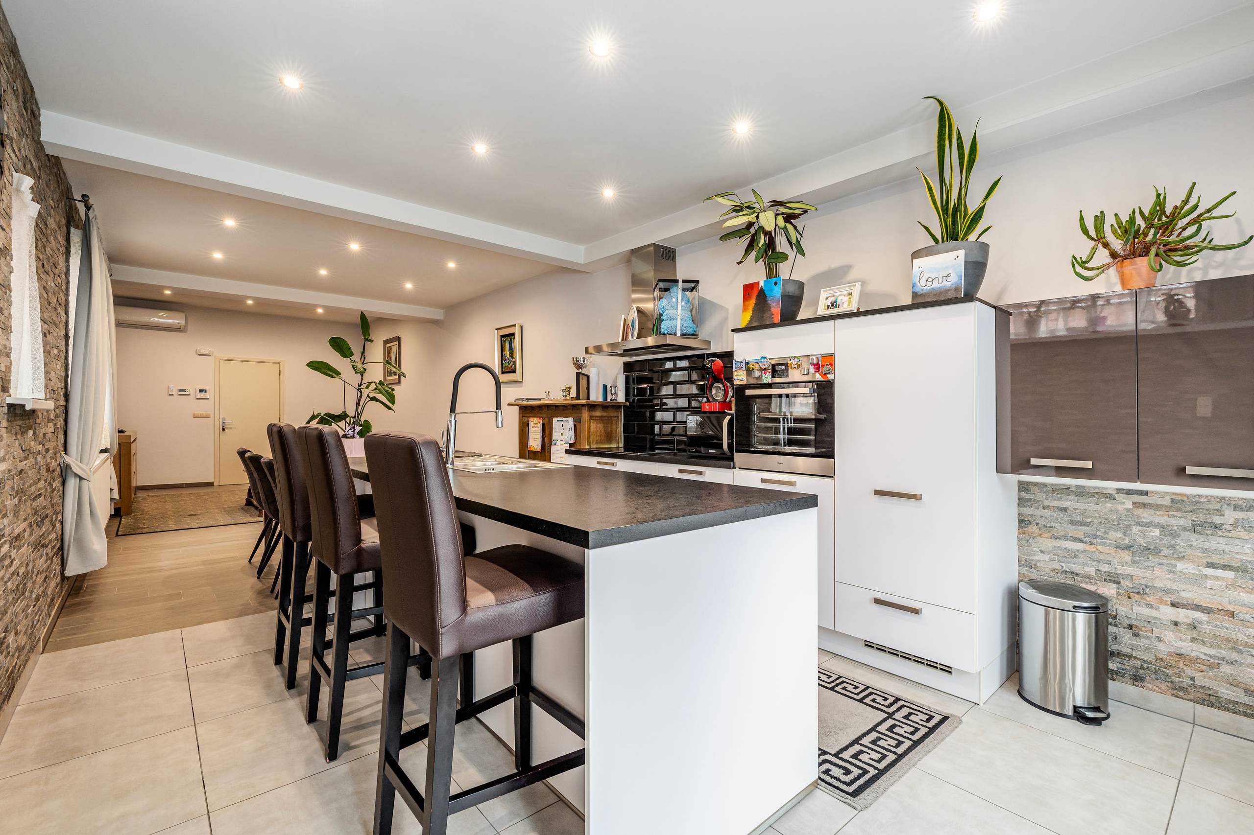 Ruime gerenoveerde woning met loods in Machelen - foto 4