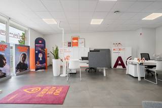 <p>Aantrekkelijk kantoor gelegen op de gelijkvloerse verdieping van Residentie Westkant in het centrum van Evergem.</p><p>Uitstekende locatie op 100m van het Dorpsplein en bovendien unieke commerciële zichtbaarheid langsheen de Kwade Weg.</p><p>Zeer goed bereikbaar dankzij openbaar vervoer (tram, trein & bus) op wandelafstand, alsook verschillende publieke parkings vlakbij.</p><p></p><p>De kantoorruimte werd afgewerkt in 2018 en sedertdien verhuurd aan een heel stabiele huurder (Uitzendkantoor Accent).</p><p>In totaal 110m² bruikbare ruimte ingedeeld als volgt :</p><p>Open kantoorruimte, 3 burelen, berging, sanitair gedeelte en kitchenette.</p><p>Zeer leuke extra is het terras van +/-20m² om even te genieten van de buitenlucht.</p><p>Moderne en duurzame inrichting.</p><p>Zo goed als nieuwbouw en dus zeer energiezuinig.</p><p></p><p>Huidig huurcontract te respecteren, loopt tot 30/09/2027.</p><p>Huurder is vragende partij om nadien verder te huren.</p><p>Heel interessant als opbrengsteigendom!</p><p></p><p>Te bezoeken op afspraak met Bert De Vos - 0477 80 75 80.</p><p>Voor alle info kan u ook steeds mailen naar bert@vastgoeddevos.be</p>