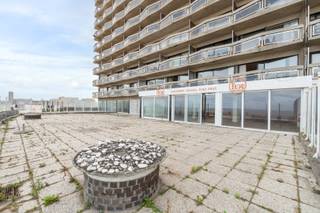 Unieke opportuniteit op de Zeedijk van Oostende! Dit te renoveren handelspand met een bruikbare oppervlakte van 345 m³ biedt tal van mogelijkheden voor ondernemers en investeerders. Gelegen op een absolute toplocatie, vlak aan zee en met zicht op de promenade, geniet u hier van een constante passage van zowel toeristen als lokale bewoners. Het pand is geschikt voor alle doeleinden: horeca, detailhandel, kantoor of vrij beroep. Dankzij de royale oppervlakte kan het pand volledig worden ingericht naar eigen wens en aangepast aan de noden van uw activiteit. De hoge zichtbaarheid en centrale ligging maken dit een ideale uitvalsbasis om een zaak met toekomst uit te bouwen. Dit is dé kans om uw ondernemersdroom waar te maken op een van de meest gegeerde locaties aan de Belgische kust. Een renovatie biedt bovendien de mogelijkheid om dit pand volledig te moderniseren en te transformeren tot een hedendaagse handelsruimte met maximale uitstraling. Mis deze unieke investering niet! Er hoort tevens een garage bij het pand!