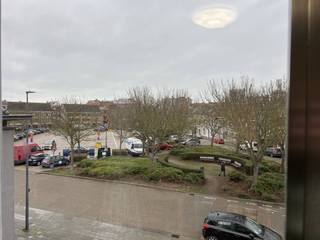 OOSTENDE - CENTRUM MARIAKERKE - OPEN ZICHT<br /><br />* TE HUUR<br />Instapklaar appartement gelegen op de 2ev (geen lift) van een klein gebouwencomplex., inbegrepen een garage met oprit.<br /><br />* INDELING: <br />Inkom appartement, afzonderlijk toilet, lichtrijke woonkamer met open zicht op het Mariakerkeplein, afzonderlijke ingerichte keuken met balkon, badkamer met plaats voor wasmachine en droogkast, terras aan de achtergevel, slaapkamer 1 gelegen aan de voorgevel, slaapkamer 2 gelegen aan de achtergevel, individuele garage met staanplaats op oprit.<br /><br />* LASTEN EN KOSTEN GEBOUW <br />10€ /maand <br /><br />* PROFIEL HUURDER<br />Voorkeur naar een koppel<br />geen rokers - max 3 personen <br />Rustig profiel van huurders gezocht<br /><br />* DIVERSEN <br />Appartement momenteel nog verhuurd<br />Badkamer wordt in maart volledig vernieuwd en voorzien van een instapdouche<br />Geen lift<br />Onderhoud cv ketel inbegrepen<br />Energielabel C