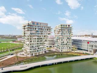 Ontdek dit prachtig afgewerkte appartement met twee slaapkamers, waar luxe, comfort en een unieke ligging perfect samenkomen. De grote...