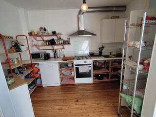 <p><b>HUIS VOOR GEDEELD WONEN</b> gelegen aan de Rogierlaan 239. 4 BESCHIKBARE gemeubileerde kamers (niet allemaal tegelijk), met huurprijzen variërend van 550 € tot 625 €, vermeerderd met een vast bedrag van 140 € voor de kosten (water, gas, elektriciteit, internet, schoonmaak van de gemeenschappelijke ruimtes en gebruik van de wasmachine). Een kamer is per direct beschikbaar, een andere vanaf 01/08 en nog twee vanaf 01/10. Het huis bestaat uit 8 gemeubileerde kamers met 2 gedeelde badkamers, evenals mooie gemeenschappelijke ruimtes met een keuken en een ruime woon-/eetkamer, en een tuin. EPB: E. Bezichtigingen kunnen uitsluitend worden gepland via onze online reserveringsagenda, die rechtstreeks toegankelijk is vanaf de pagina van het object op onze TREVI-website.</p>
<p><b><u>Indeling</u>:</b></p>
<ul>
<li>Kelderverdieping (straatkant): per direct beschikbaar - Prijs: 550 € + 140 € aan servicekosten</li>
<li>Begane grond (straatkant): beschikbaar op 01/10/2026 - Prijs: 625 € + 140 € aan servicekosten</li>
<li>2e verdieping (straatkant): beschikbaar op 01/08/2026 - met mogelijkheid tot vervroegde oplevering - Prijs: 625 € + 140 € aan servicekosten</li>
<li>2e verdieping (tuinzijde): beschikbaar op 01/10/2026 - met mogelijkheid tot vervroegde oplevering - Prijs: 625 € + 140 € aan servicekosten</li>
</ul>