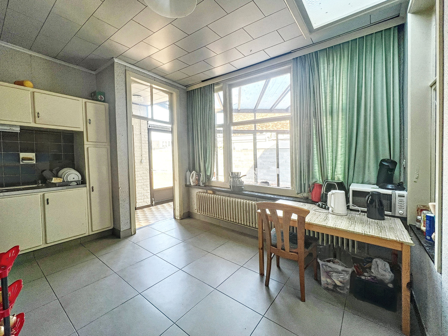 Uitstekend gelegen handelspand met woning te koop op de markt in Gavere. - foto 5