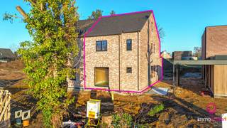 <p><span>Elke zondag welkom op ons kantoor van 10u-12u voor meer info over de nieuwbouwprojecten!</span><br /><br />Deze landelijke nieuwbouwwoning in ruwbouw (HOB) met 4 slpks is rustig gelegen in het mooie Boekt : laatste stuk!<br />De woning bevindt zich in een residentiële straat en heeft een uitstekende bereikbaarheid naar de autosnelweg E313-E314!<br /><br />Deze ruime half open bebouwing in Oude Beerse-look bevindt zich op een perceel van 4.36 are waarvan het perceel een straatbreedte heeft van 9.70 meter!<br />De woning heeft een bewoonbare oppervlakte van 209 m² en is praktisch opgedeeld.<br /><br />Er werd rekening gehouden met een open leefruimte met achteraan een gezellige keukenruimte die onmiddellijk aansluit aan de berging met achterdeur. De “doorzon”-leefruimte heeft zowel via de voor-, zij- als achterzijde ramen voor een uitstekende lichtinval.<br /><br />Vanuit de living vertrekt ook de trap naar boven. Op de eerste verdieping zijn er 3 slaapkamers, een apart toilet en een badkamer. De slaapkamers zijn allen voldoende ruim.<br />De 2de gegoten betonnen trap brengt ons naar een prachtige open zolderruimte; hier kan men een ruime 4de polyvalente (slaap)kamer creëren, of zelfs opsplitsen naar een 5de kamer. In de hoek kan de technische ruimte voorzien worden.<br /><br />Zowel de raampartijen als de dakwerken zijn van uitstekende makelij.<br /><br />Deze ruwbouwwoning wordt opgeleverd met een vlak getrokken perceel dat onmiddellijke aanplanting toelaat.<br /><br />De Heilig-Hartlaan is een zalige straat met voornamelijk ééngezinswoningen. Vanuit hier kan men zelfs te voet naar het kleuter- en lager onderwijsschooltje de hoek om; de grote supermarkten bereikt men na enkele minuten en als kersje op de taart : Boekt heeft nog een warme bakker!<br />Of wat dacht u om met de fiets via de natuur richting Lummen te fietsen? Zalig….! Ook kan men vanuit hier te voet vertrekken naar de achterkant van de Kluis in Bolderberg. De autosnelweg met verkeerswisselaar “Het Klaveblad” bereikt men na enkele minuten.<br /><br /><br />Indeling : <br />GELIJKVLOERS : inkomhal, gastentoilet, leefruimte met trap naar boven, open keuken, berging<br />EERSTE VERDIEPING : nachthal, apart toilet, 3 slaapkamers, badkamer, trap naar boven<br />ZOLDER : open polyval ruimte met plaats voor techn ruilte <br />TUIN: aan te leggen <br /><br />Pluspunten:<br />-prachtige stijl; voor ieder wat wils!<br />-zeer degelijke bouw<br />-ruim = 209 m²<br />-ruime living!<br />-4/5 slaapkamers <br />-betonnen trappen<br />-tijdloze pastoriestijl<br />-goede ligging = overal dichtbij!<br />-grondwaarde aan 12%, enkel constructie onder 21%BTW<br /><br />Voor een afspraak of meer info, bel ons op 078/78.78.70, of kom gewoon binnen op ons kantoor. Steeds welkom!</p>