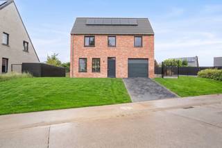 Op zoek naar een instapklare nieuwbouwwoning waar comfort, energiezuinigheid en landelijk wonen perfect samenkomen?<br />Dan is deze prachtige alleenstaande woning, gelegen vlak bij het centrum van Hooglede, absoluut het ontdekken waard.<br />Hier geniet je elke dag van de rust en ruimte van een landelijke omgeving, terwijl winkels, scholen, horeca en andere voorzieningen vlot bereikbaar zijn.<br /><br />De woning combineert hedendaags wooncomfort met een warme, tijdloze uitstraling.<br />Dankzij het uitstekende E-peil van 20 woon je bijzonder energiezuinig en geniet je bovendien van 50% korting op de onroerende voorheffing gedurende 5 jaar.<br />De vloerverwarming op het gelijkvloers, aangestuurd door een warmtepomp, zorgt het hele jaar door voor een aangenaam binnenklimaat en een efficiënte manier van verwarmen.<br /><br />Binnen word je verwelkomd door een lichtrijke leefruimte die naadloos aansluit bij de moderne keuken. Grote raampartijen zorgen voor een aangename hoeveelheid natuurlijk licht en creëren een open en uitnodigende sfeer. Op de verdieping bevinden zich drie ruime slaapkamers en een comfortabele nachthal, allemaal voorzien van duurzame laminaatvloerbekleding.<br />Ook buiten hoef je je nergens zorgen over te maken: de woning wordt volledig geschilderd, voorzien van verlichting én de tuinaanleg wordt afgewerkt. <br /><br />Daarnaast beschikt de woning over een inpandige garage met automatische poort en een aparte berging, ideaal voor wie nood heeft aan extra praktische ruimte.<br /><br />Kortom: een energiezuinige, volledig afgewerkte en instapklare nieuwbouwwoning op een aantrekkelijke locatie, waar je rustig en comfortabel kunt wonen met alles wat je nodig hebt binnen handbereik. Een woning die niet alleen vandaag aantrekkelijk is, maar ook een slimme investering in jarenlang wooncomfort.<br />Ontdek zelf de troeven van deze unieke woning en geef ons gerust een seintje voor meer informatie of een bezoek.<br /><br /><strong> Ontdek lot 06 tijdens het opendeurmoment op zondag 27 september, van 13u tot 16u. Schrijf je in via: https://bit.ly/Opendeur_27_september</strong>