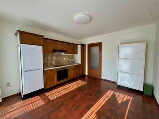 <p><span>Gezellig 2-slaapkamer appartement met terrasje en autostaanplaats nabij het centrum van Maaseik. </span></p><p><span> </span></p><p><span>ALGEMEEN </span></p><p><span>- Zeer rustige ligging, doch op wandelafstand van het centrum van Maaseik. </span></p><p><span>- Appartement gelegen op de eerste verdieping. Geen lift aanwezig in het gebouw. </span></p><p><span>- Oprit aan de zijkant van het gebouw inbegrepen in de huurprijs. </span></p><p><span>- Houten ramen met dubbele beglazing en rolluiken aanwezig. </span></p><p><span>- Geen gemeenschappelijke kosten. </span></p><p><span>- Gas, water en elektriciteit individueel per appartement. </span></p><p><span> </span></p><p><span>INDELING: </span></p><p><span>- Inkomhal met trap naar de eerste verdieping. </span></p><p><span>- Privé hal met toegang tot alle vertrekken. </span></p><p><span>- Ruime woonkamer met grote raampartijen waardoor men geniet van veel lichtinval. Sierhaard en gordijnen aanwezig. </span></p><p><span>- Geïnstalleerde keuken voorzien van oven, kookplaat met dampkap en spoeltafel. </span></p><p><span>- 2 ruime slaapkamers met plaats voor een dubbel bed. </span></p><p><span>- Badkamer met wasmeubel, ligbad en toilet. Aansluiting voor wasmachine. </span></p><p><span>- Bergruimte naast slaapkamer 1. </span></p><p><span>- Kelderberging aanwezig. </span></p><p><span>- Mogelijkheid tot het plaatsen van voertuigen op de oprit aan de zijkant van het gebouw. </span></p><p><span> </span></p><p><span>Vrij per direct. </span></p><p><span> </span></p><p><span> </span></p><p><span> </span></p>