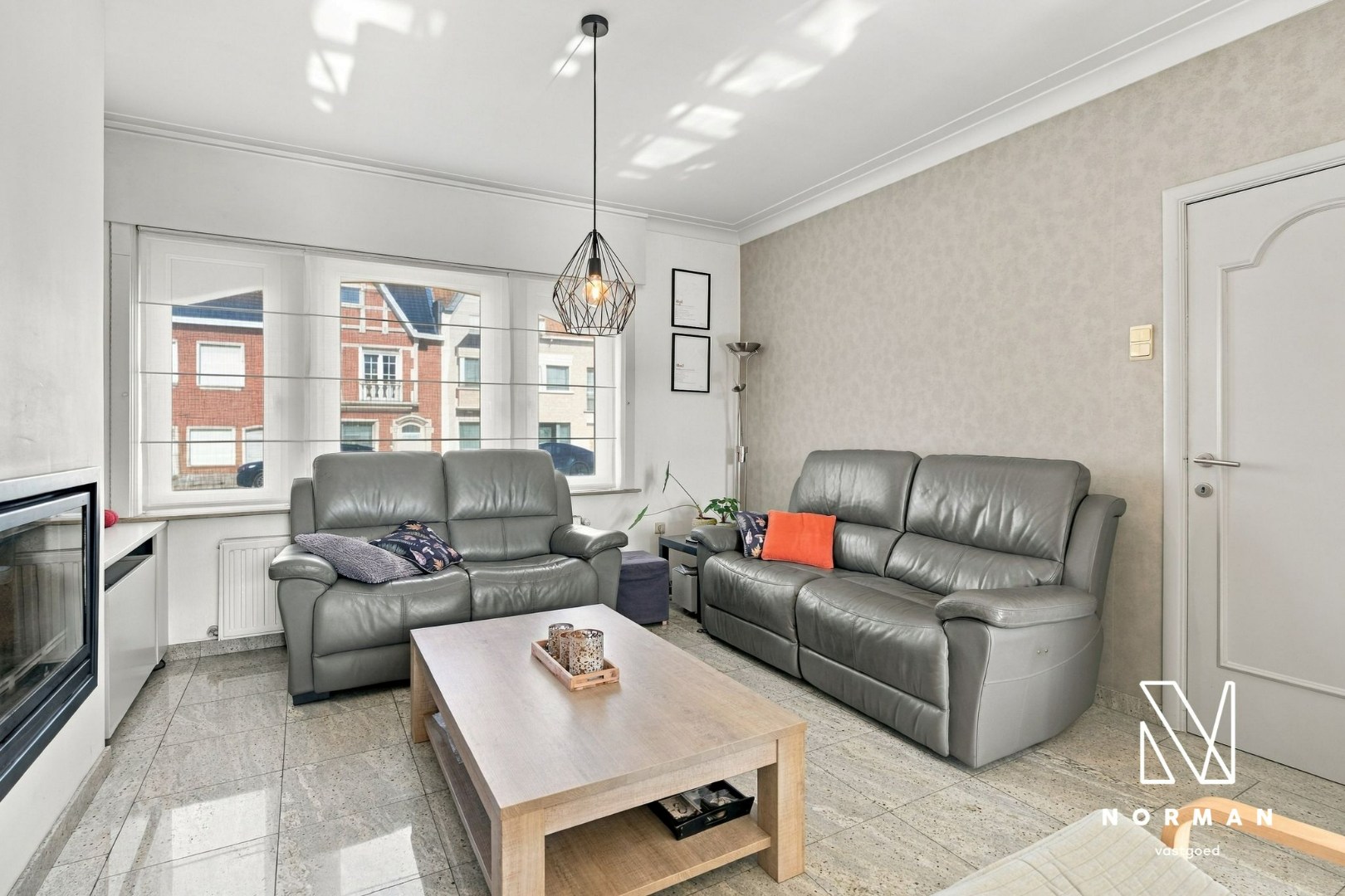 Stevige woning met 5 slaapkamers en praktijkruimte met parkeerplaats op commerciële ligging - foto 5