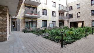 <p><strong>Strategisch gelegen appartement te Wilrijk</strong></p>
<p>Op de eerste verdieping van het gebouw aan de Krijgslaan 217 te Wilrijk bevindt zich dit moderne, volledig uitgeruste en instapklare appartement met een uiterst strategische ligging. In de directe nabijheid vindt u de A12 en E19, openbaar vervoer, winkels, horecagelegenheden, sportfaciliteiten, de Universiteit Antwerpen en het Universitair Ziekenhuis Antwerpen (UZA).</p>
<p>Het gebouw heeft een charmante gemeenschappelijke tuin in het binnengebied die een oase van rust biedt.</p>
<p><strong>Indeling van het appartement:</strong></p>
<ul>
<li>
<p>Volledig uitgeruste keuken</p>
</li>
<li>
<p>Berging met aansluiting voor wasmachine en droogkast</p>
</li>
<li>
<p>Badkamer met inloopdouche en stijlvol badkamermeubel</p>
</li>
<li>
<p>Apart toilet</p>
</li>
<li>
<p>Twee volwaardige slaapkamers</p>
</li>
</ul>
<p><strong>Extra troeven:</strong></p>
<ul>
<li>
<p>Ondergrondse privéparkeerplaats</p>
</li>
<li>
<p>Twee vaste plaatsen in de fietsenberging</p>
</li>
</ul>
<p>Een ideale woonplek voor wie comfort, bereikbaarheid en rust wil combineren.</p>