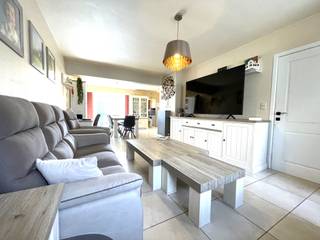 Instapklare woning met 4 slaapkamers, tuin (Z), garage + uitwegIndeling:Gelijkvloers: inkomhal, wc, leefruimte, keuken, berging met waterverzachter,...