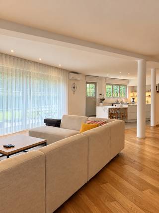 <p>HOB woning (4 SLPK) op absolute toplocatie te Wijnegem</p><p>Exclusieve modern-landelijke HOB woning (4 SLPK) op absolute toplocatie te Wijnegem</p><p>In een van de meest begeerde, residentiële en groene lanen van Wijnegem bevindt zich deze hoogwaardig afgewerkte halfopen bebouwing in modern-landelijke stijl. Hier geniet u van volledige privacy en serene rust, met het bruisende dorpscentrum, het Wijnegem Shopping Center, scholen en votte uitvalswegen op een boogscheut afstand.<br />Luxe, Ruimte & Verfijnde Afwerking<br />Prachtige eiken parketvloeren, hoogwaardig maatwerk en een royale lichtinval vormen de rode draad doorheen het pand.<br />Gelijkvloers: Een indrukwekkende, lichtrijke leefruimte voorzien van vloerverwarming en airconditioning. De hyper-geïnstalleerde luxe-keuken is voorzien van alle denkbare comfort, waaronder een stoomoven en combioven. Verder bevindt zich hier een gastentoilet en een ruime inpandige dubbele garage met extra brede poort.<br />Eerste verdieping: Vier volwaardige slaapkamers. De master suite is uitgerust met airco, een ensuite dressing en een luxueuze badkamer met inloopdouche en jacuzzi-bad. Voor kinderen of gasten is er een tweede volwaardige badkamer met wasruimte en een afzonderlijk toilet.<br />Zolder: Een riante zolderruimte bereikbaar via vaste trap.<br />Belangrijkste troeven:<br />Toplocatie: Gelegen in een uiterst gegeerde, groene en residentiële buurt te Wijnegem.<br />Master Suite: Met ensuite dressing en luxe badkamer (jacuzzi & inloopdouche).<br />Duurzaam & Comfortabel: Zonnepanelen, airconditioning (leefruimte & master), waterontharder, vloerverwarming en eiken parket.<br />Praktisch: 4 slaapkamers, 2 badkamers, 2 toiletten, grote zolder en dubbele garage met brede automatische poort.</p><p>Geen verkoop via makelaars / Immo</p>