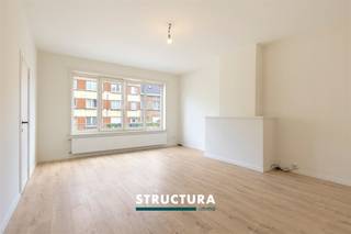 Cet appartement entièrement rénové d’environ 75 m² est situé au premier étage d’un petit immeuble sans ascenseur, au centre de Strombeek-Bever. Grâce à ses finitions soignées, son état prêt à emménager, son certificat PEB C favorable et sa situation centrale, cet appartement constitue une belle opportunité tant pour une occupation personnelle que pour un investissement. De plus, l’appartement sera libre à l’acte.DispositionL’appartement se compose d’un hall d’entrée donnant accès aux différentes pièces. Le spacieux séjour communique avec la cuisine entièrement équipée. Il dispose également de deux chambres, d’une salle de bains avec douche et d’une véranda.Extérieur: Beau jardin privatif.Deux caves privatives situées au rez-de-chaussée sont également incluses.Caractéristiques- Surface habitable d’environ 75 m²- Situé au premier étage- Petit immeuble sans ascenseur- Entièrement rénové et prêt à emménager- Deux caves privatives incluses- Faibles charges communes- Libre à l’acte- Possibilité d’acquérir un garage avec emplacement de parking devant celui-ci pour 30.000 €- Situation centrale à Strombeek-Bever : commerces et transports en commun accessibles à piedUn appartement entièrement rénové, prêt à emménager et économe en énergie, bénéficiant d’une situation centrale. Idéal pour ceux qui recherchent leur propre logement ou un investissement immobilier intéressant.Intéressé(e)? Contactez-nous pour plus d’informations ou pour organiser une visite au 02 460 80 46 ou via info@structura.be.