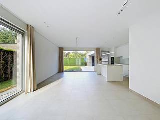 LIGGING:<br /><br />Deze woning is uitstekend gelegen in de Molenstraat, op een boogscheut van het gezellige centrum van Aalter. Winkels, scholen, supermarkten en horeca bevinden zich op wandel- of fietsafstand. Bovendien is de bereikbaarheid een absolute troef: zowel het treinstation van Aalter als de op- en afrit van de E40 (met een vlotte verbinding naar Gent en Brugge) zijn in slechts enkele minuten te bereiken.<br /><br />INDELING:<br /><br />Inkomhal - toilet - leefruimte - bureau - keuken (koelkast, vaatwas, inductie kookplaat, dampkap, gootsteen, microgolf, oven) - wasruimte met aansluiting wasmachine - bureauruimte - bovenhal - toilet - 3 slaapkamers - badkamer met bad en douche - doucheruimte - tuin - overdekt terras - bergingruimte - garage.<br /><br />EXTRA INFO:<br /><br />Deze woning is beschikbaar vanaf heden.<br />De verwarming is voorzien op basis van geothermie met zorgt voor een extreem energiezuinige woning. <br /><br />Deze extreem energiezuinige geothermiewoning beschikt over 18 zonnepanelen (piekvermogen 8,1 kWp) en een thuisbatterij (19,2 kW).<br />Daarenboven is er het Centraal Energie Management Systeem (LUKA - CEMS); dit zorgt automatisch voor maximaal gebruik van de zelf geproduceerde energie, het vermijden van piekverbruik (capaciteitstarief minimaliseren), afname van stroom van het elektriciteitsnet wanneer deze het goedkoopst is (bij dynamisch uurtarief).<br /><br />De eigendom is volledig geschilderd en overal voorzien van lichtarmaturen. Elk raam is voorzien van screens of automatische rolluiken.<br /><br />In de tuin kan je genieten van zalige buitenmomenten in combinatie met de netjes aangelegde tuin. Op de oprit is er voldoende plaats om de wagens comfortabel te kunnen parkeren.<br /><br />BEZOEKAANVRAAG:<br /><br />Interesse om deze woning te bezoeken? Vraag dan zeker je bezoek aan via MijnHuurprofiel! 