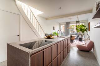 Hippe stadswoning aan de Troonplaats met buitenruimteBent u op zoek naar een tip-top gerenoveerde woning op toplocatie?Dan is deze woning beslist...