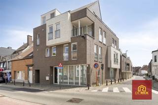 Uiterst commercieel gelegen kantoor- of handelsruimte in het hart van ErembodegemDeze instapklare ruimte van 133 m² bevindt zich op een topligging, pal in het dorpscentrum van Erembodegem. Dankzij de ligging op wandelafstand van het openbaar vervoer, winkels en gezellige horeca is dit een ideale zichtlocatie met uitstekende bereikbaarheid.Het pand is ingedeeld in drie afzonderlijke bureauruimtes, aangevuld met een archiefruimte, een kitchenette en een afzonderlijk toilet met lavabo. Het geheel verkeert in uitstekende en bijzonder verzorgde staat, met veel natuurlijk daglicht dat zorgt voor een aangename werkomgeving.Daarnaast is het pand uitgerust met airconditioning, beschikt het over een gunstig EPC-label B en is de elektriciteit conform, wat zowel comfort als energiezuinigheid garandeert.Dit is een unieke kans voor wie op zoek is naar een kwalitatieve en goed gelegen locatie voor kantoor- of handelsactiviteiten.