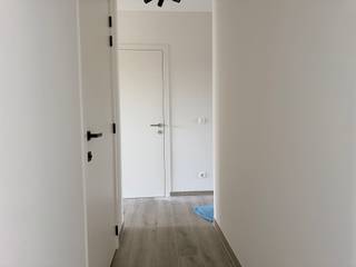 <p><span>Dit moderne appartement van bevindt zich in Maasmechelen en maakt deel uit van een nieuwbouwproject met strakke, eigentijdse afwerking. De combinatie van een heldere indeling, veel natuurlijk licht en een ruim terras biedt een aantrekkelijk instapklaar woonadres van wel 103m²!</span></p><p><span> </span></p><p><span>Indeling en leefruimte: bij het binnenkomen treft u een praktische gang met bergruimte en een apart gastentoilet. Rechts vindt u een complete badkamer en twee slaapkamers, waarvan één als hoofdslaapkamer kan dienen met voldoende kastruimte. Centraal in het appartement bevindt zich de ruime living met open keuken en kookeiland. Zonnig terras en lichtinval: vanuit de living wandelt u rechtstreeks naar het grote terras dat een extra leefruimte buiten creëert. </span></p><p><span> </span></p><p><span>Grote ramen zorgen voor voldoende daglicht en een open, luchtige sfeer in het hele appartement.</span></p><p><span> </span></p><p><span>Afwerking en wooncomfort: het appartement onderscheidt zich door moderne afwerking en hoogwaardige bouwkwaliteit. Het is flexibel ingedeeld en aangepast aan hedendaagse woonwensen, met aandacht voor praktisch gebruik en comfort. Zo werd dit appartement ook voorzien van 3 airco's!!</span></p><p><span> </span></p><p><span>Ligging en voorzieningen: gelegen in een vernieuwde woonwijk van Maasmechelen met gemakkelijke toegang tot winkels, horeca, scholen en openbaar vervoer. </span></p><p><span> </span></p><p><span>Belangrijkste kenmerken:</span></p><p><span>- Lift</span></p><p><span>- Vloerverwarming</span></p><p><span>- Zonnepanelen</span></p><p><span>- Warmtepomp</span></p><p><span>- Kelderberging</span></p><p><span>- 2 Ondergrondse autostaanplaatsen! </span></p><p><span>- 2 slaapkamers</span></p><p><span>- Ruime open living met keuken en kookeiland</span></p><p><span>- Badkamer en apart toilet</span></p><p><span>- Berging/bergruimte</span></p><p><span>- Ruim privéterras</span></p><p><span>- Moderne afwerking en bouwkwaliteit</span></p><p><span>- Praktische indeling met veel daglicht</span></p><p><span>- Centrale ligging in Maasmechelen, nabij voorzieningen</span></p><p><span> </span></p><p><span>Beschikbaarheid april 2026</span></p><p><span>Huurprijs: € 1175/maand + € 110/maand provisie</span></p><p><span>EPB beschikbaar.</span></p><p><span> </span></p><p><span>Wenst u zich kandidaat te stellen voor dit appartement/huis dan kan dit enkel en alleen door het invullen van onze infolijst. U gaat hiervoor naar onze site www.jemar.be, kiest daar het juiste pand en klikt dan op het groene balkje "vraag je bezoek aan". Wij contacteren u voor een eventueel bezoek in te plannen.</span></p><p><span> </span></p>