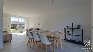 Welkom in deze gezellige BEN-nieuwbouwwoning gelegen op de grens van Kuurne en Bavikhove!<br /><br />We komen deze eigentijdse, strak-landelijk ingerichte woning binnen via de ruime inkomhall met gastentoilet. De lichtrijke leefruimte met open keuken (met afzonderlijke berging) geeft rechtstreeks toegang tot het terras en de tuin. Op de 1e verdieping vinden we 3 slaapkamers en een badkamer met lavabo, ligbad en toilet. Via een vaste trap bereiken we de volledig ingerichte zolderverdieping met vinylparket en voorzien van douche en lavabo. <br /><br />De woning wordt vanbinnen volledig opgeschilderd in het wit. <br /><br />Parkeren kan gemakkelijk op de reeds aangelegde oprit, maar er is ook een mogelijkheid om een garage aan te kopen die rechtstreeks toegang geeft tot de tuin (meerprijs van 32.000 euro per garage, exclusief kosten)<br /><br />+ volledig instapklaar<br />+ vlotte bereikbaarheid<br />+ E-peil van max 30<br /><br />De prijs bedraagt 367.500 euro exclusief kosten (registratierechten, BTW,…). Afwerking voorzien zomer 2026.<br /><br />Een bezoek inplannen? Contacteer Annelies van Vastgoed Norman via 0479/40.24.24 of annelies@vastgoednorman.be