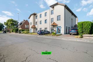 Gelegen op een boogscheut van de duinen te Bredene treffen we dit gezellige duplexappartement aan. Het pand is aangenaam lichtrijk en vormt de...